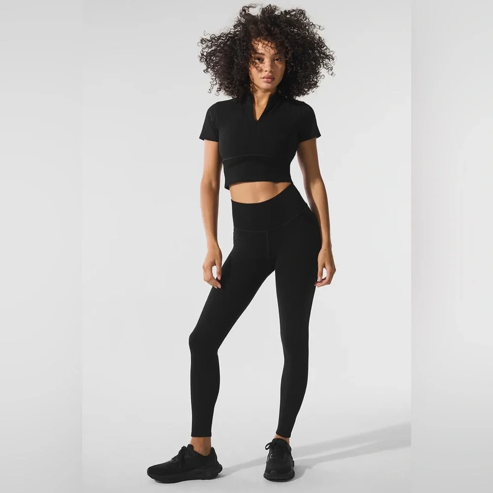 ALO YOGA | ✨NEW✨ Seamless Plush Cropped Short Sleeve in Black